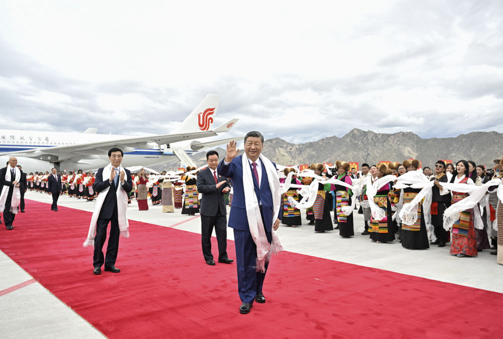 8月20日中午，中共中央总书记、国家主席、中央军委主席习近平率中央代表团乘专机抵达拉萨，出席西藏自治区成立60周年庆祝活动。这是习近平向欢迎群众挥手致意。新华社记者 殷博古 摄.jpg