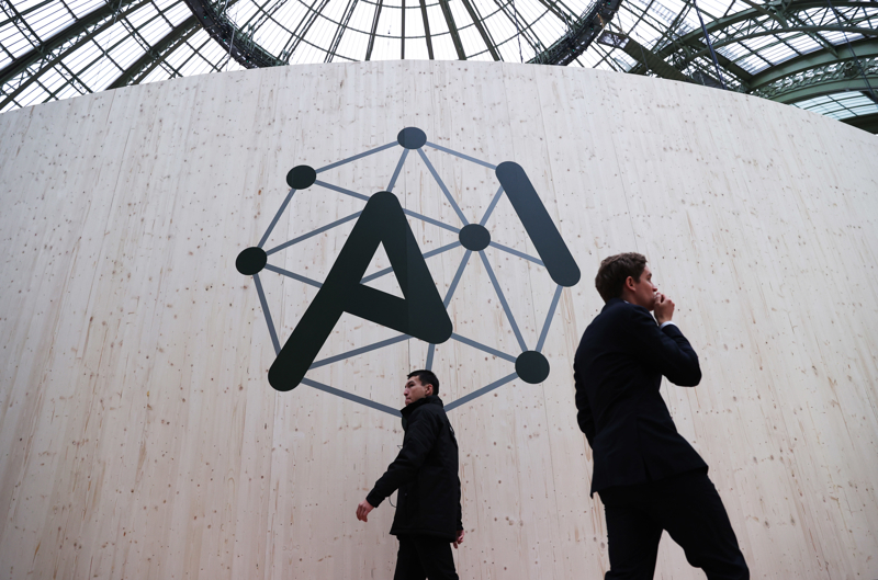 2025年2月10日，人工智能行动峰会在法国首都巴黎的大皇宫拉开帷幕。本次峰会上，欧盟官员提出将放松对人工智能技术开发的监管，以助其在欧盟地区蓬勃发展。 新华社照片.jpeg