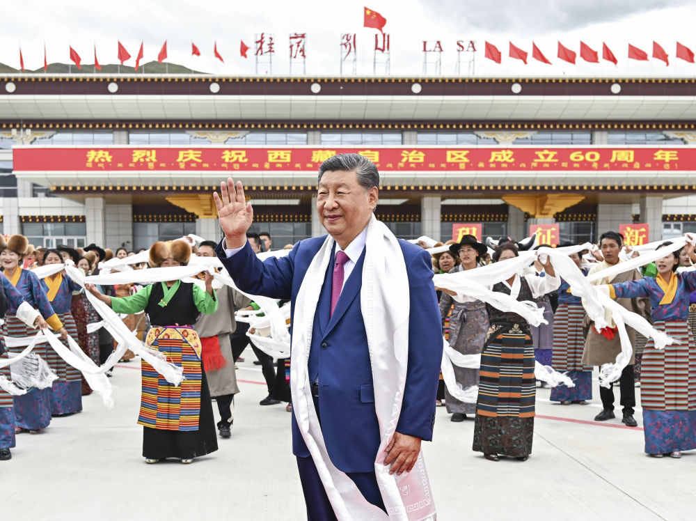 这是习近平向欢迎群众挥手致意。.jpg