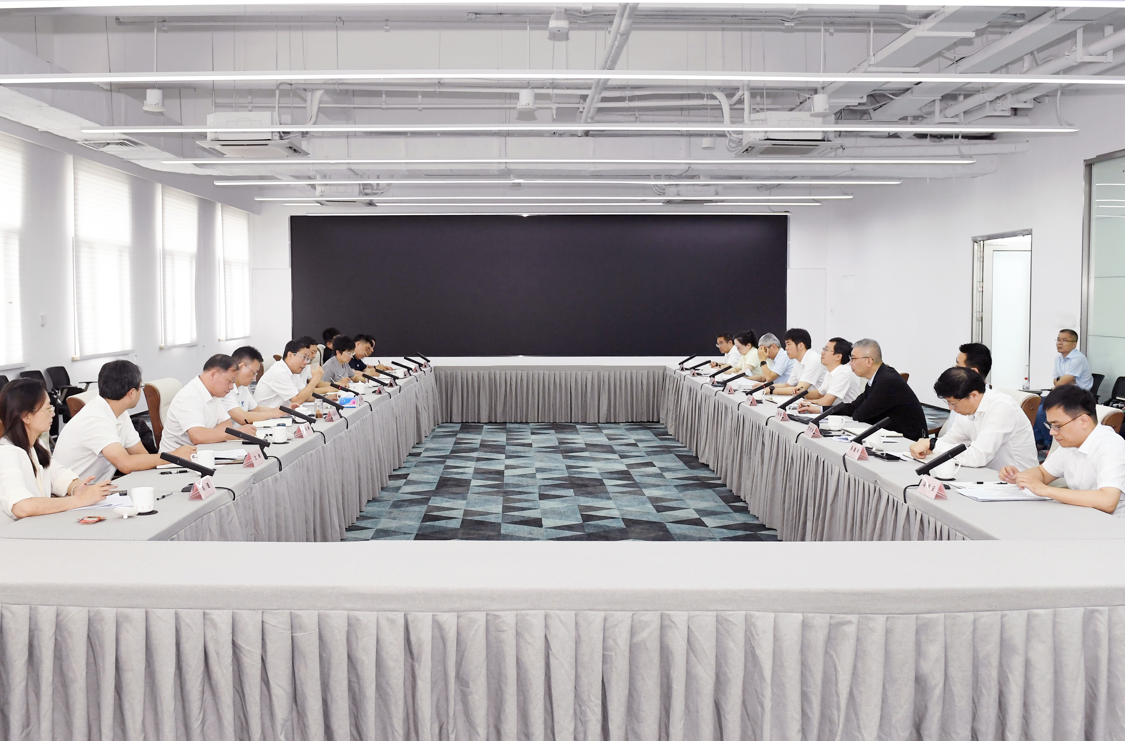 湖南省副省长、省公安厅厅长王一鸥带队赴市数据局调研座谈