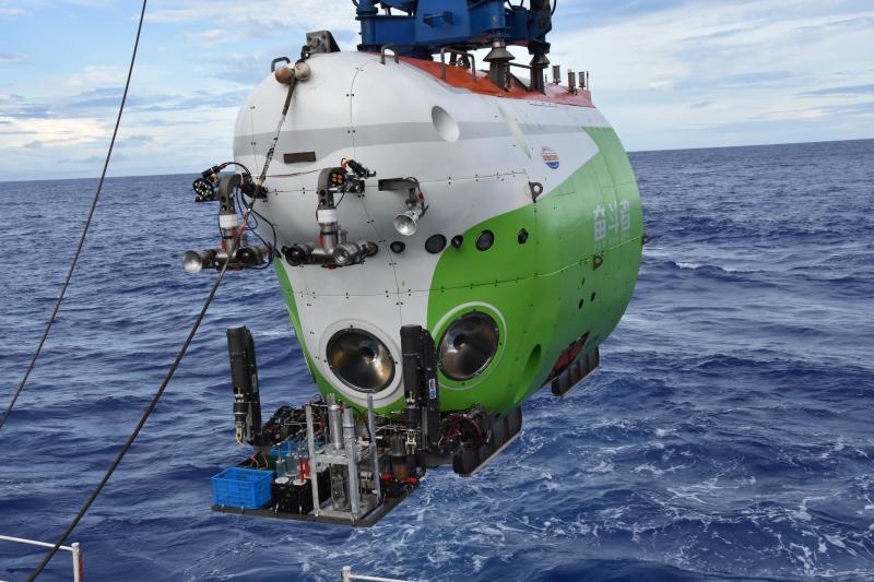 即将下水的“奋斗者”号载人深潜器。 新华社照片  .jpeg